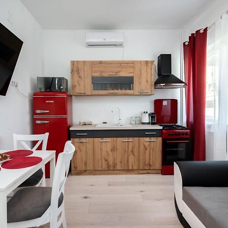 Spacious And Cozy Apartment In Central Bukares Bagian luar foto