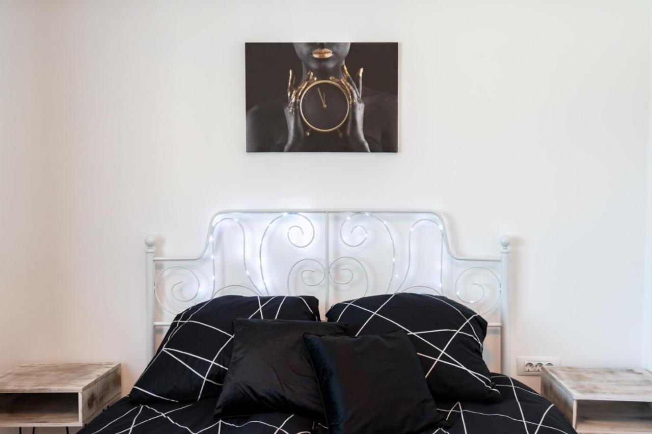 Spacious And Cozy Apartment In Central Bukares Bagian luar foto