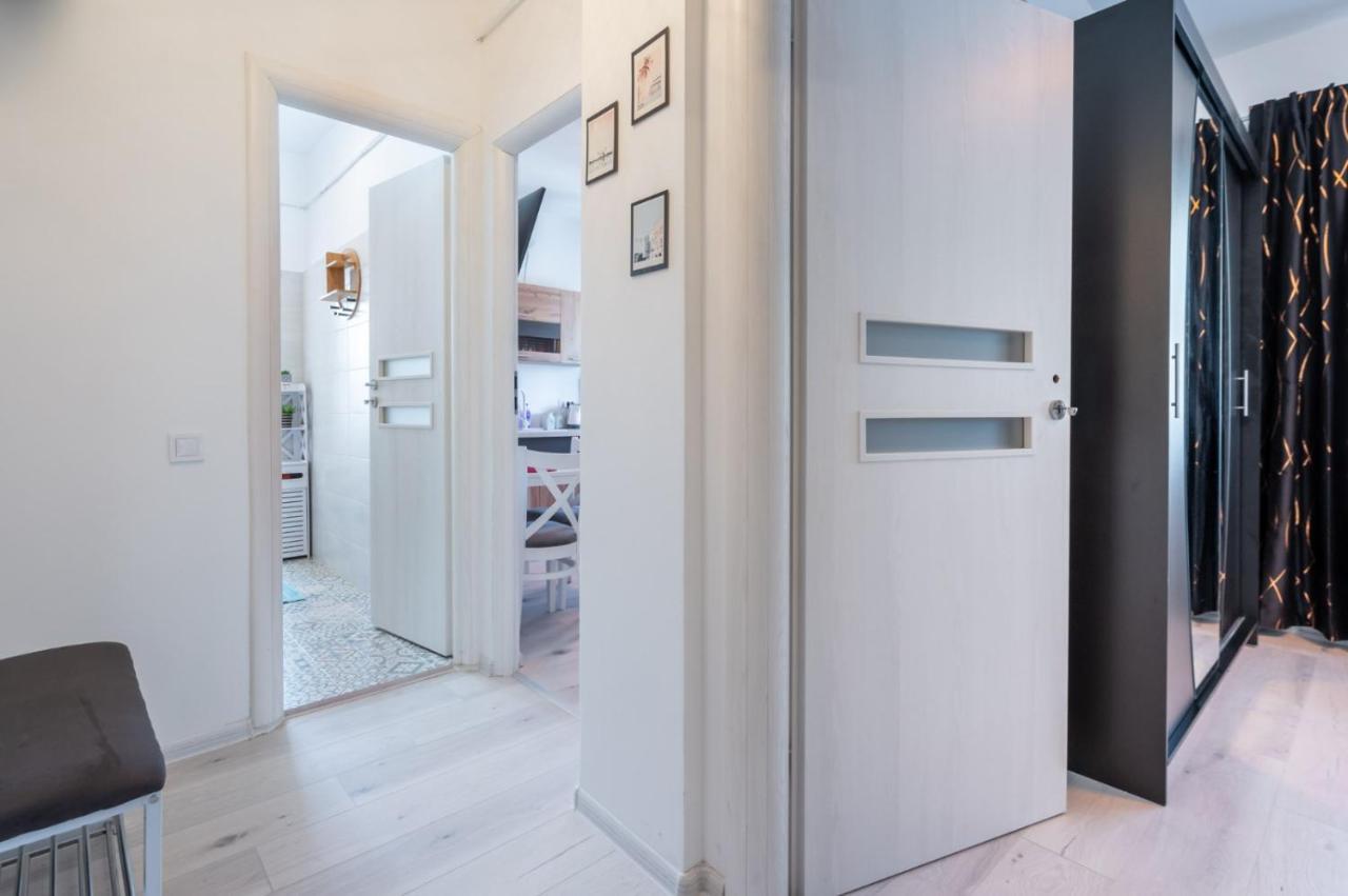 Spacious And Cozy Apartment In Central Bukares Bagian luar foto